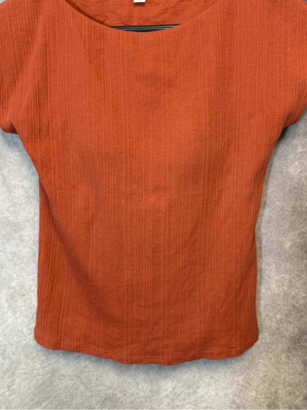 Uniqlo  Short-Sleeve Tee in Rust Orange